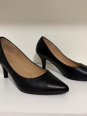 Black Pointed-Toe Kitten Heel Pumps